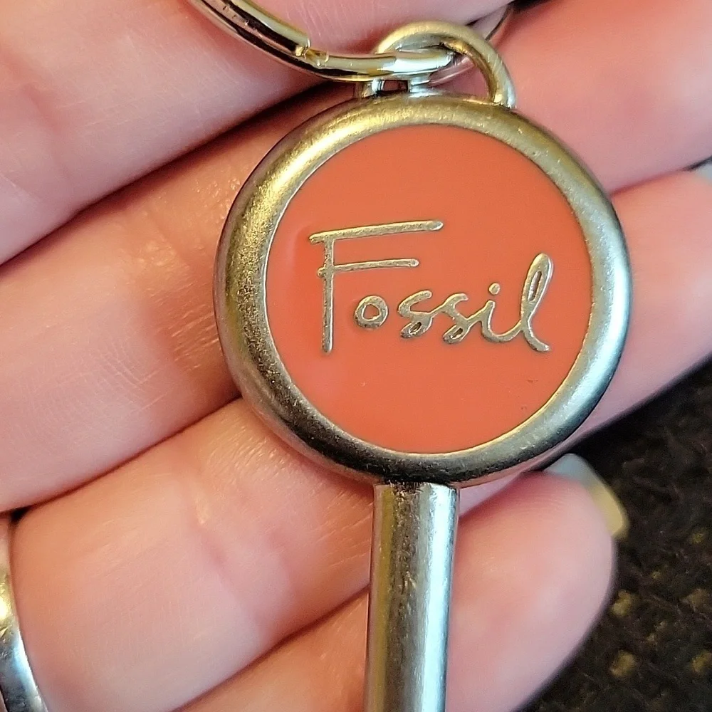 Fossil vintage key ring with metal key and orange enamel w/Fossil written on it - Picture 3 of 3